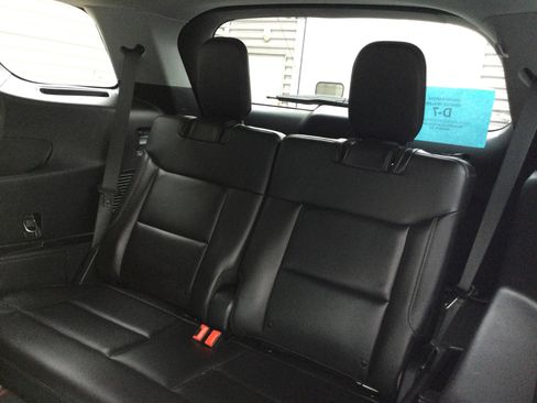 Used 2022 Ford Explorer XLT w/ Equipment Group 202A image 7