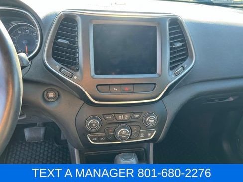Used 2019 Jeep Cherokee Trailhawk AWD/4WD image 18