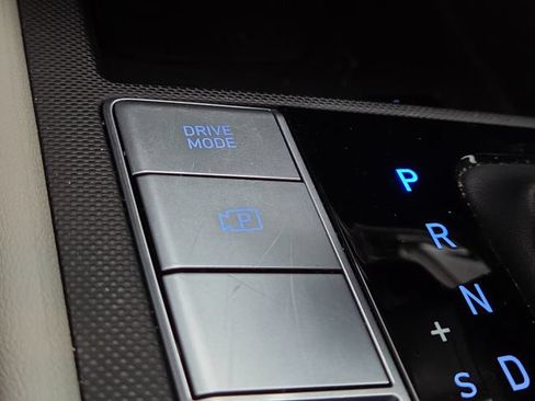 Certified 2025 Hyundai Elantra Limited FWD image 16