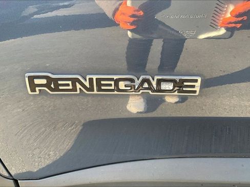 Used 2023 Jeep Renegade Latitude image 4