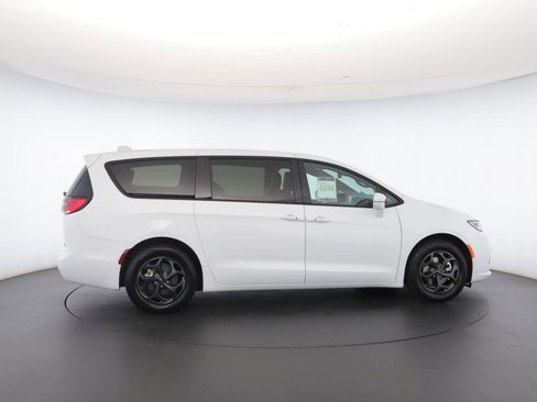 Used 2022 Chrysler Pacifica Touring-L w/ S Appearance Package image 38