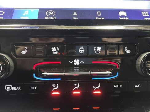 Used 2024 Jeep Grand Cherokee Limited w/ Luxury Tech Group II image 8