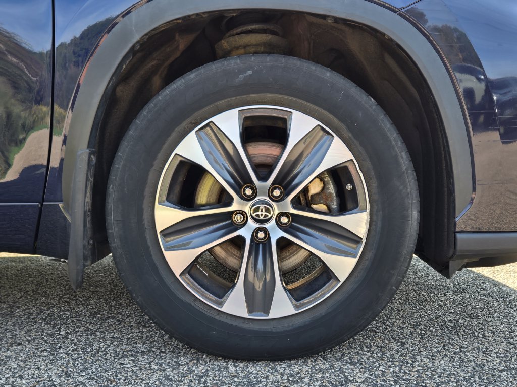 Used 2023 Toyota Highlander XLE AWD/4WD image 10