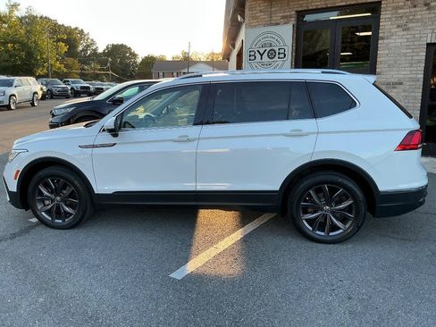 Used 2022 Volkswagen Tiguan SE w/ Panoramic Sunroof Package FWD image 2