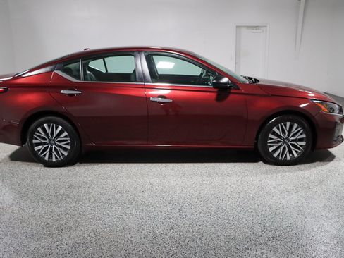 Used 2024 Nissan Altima 2.5 SV FWD image 6