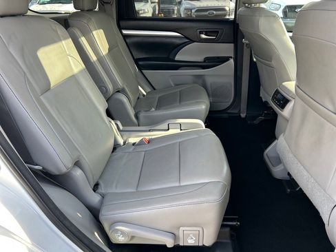 Used 2018 Toyota Highlander XLE w/ Carpet Mat Package (TMS) image 19