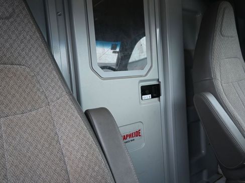 Used 2017 Chevrolet Express 3500 RWD image 22