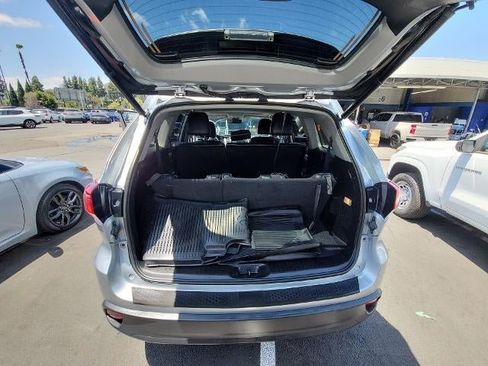 Used 2019 Toyota Highlander XLE FWD image 27