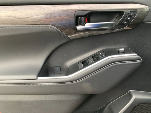 New 2026 Toyota Highlander Platinum AWD/4WD image 11