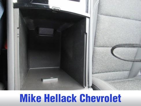 Used 2025 Chevrolet Traverse LT image 32