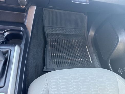 Used 2017 Toyota Tacoma SR5 w/ SR5 Appearance Package (SM) image 17