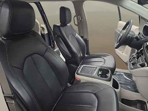 Used 2024 Chrysler Pacifica Touring-L image 20