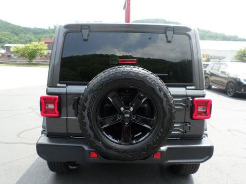 Used 2022 Jeep Wrangler Unlimited Sahara AWD/4WD image 5