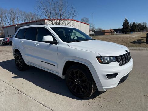 Used 2018 Jeep Grand Cherokee Altitude image 3