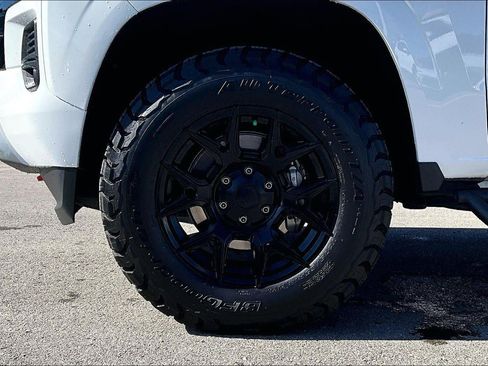 Used 2023 Chevrolet Colorado Z71 w/ Z71 Convenience Package 2 AWD/4WD image 9