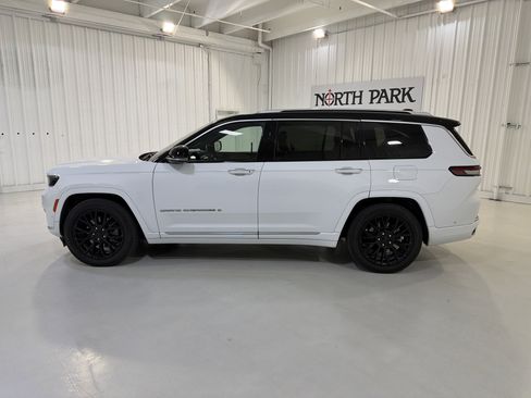 Used 2023 Jeep Grand Cherokee L Summit AWD/4WD image 2