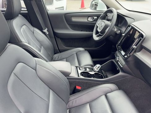 Certified 2025 Volvo XC40 B5 Plus image 29