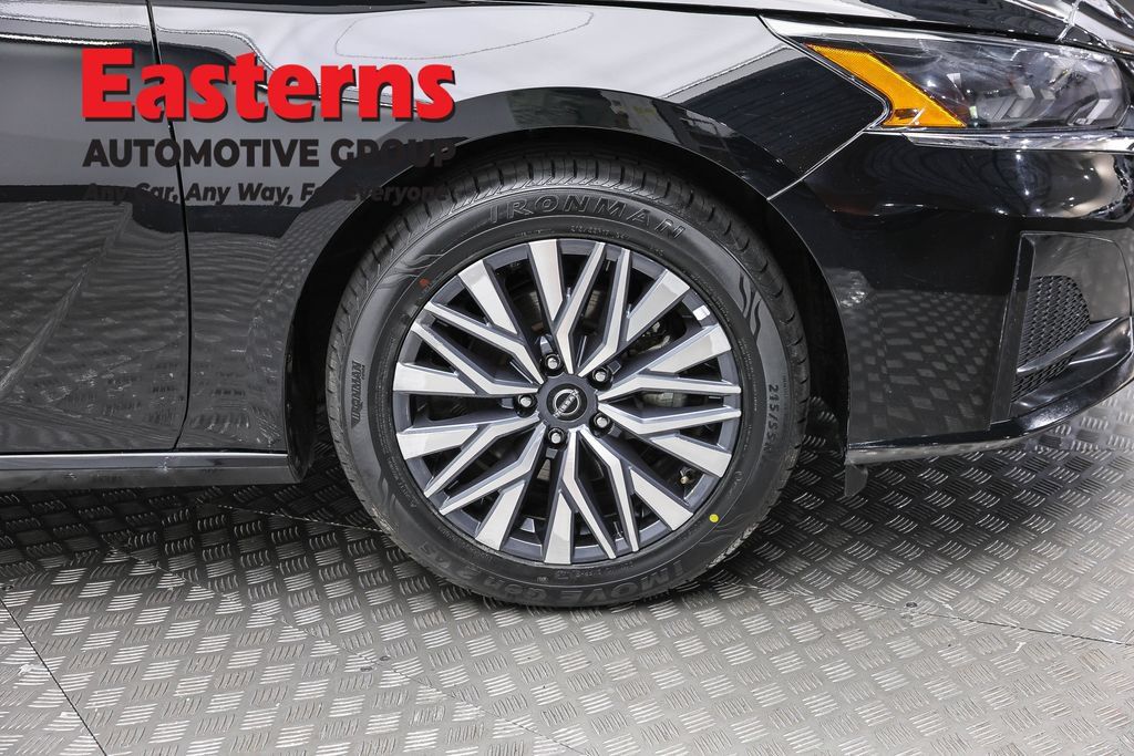 Used 2025 Nissan Altima 2.5 SV FWD image 31