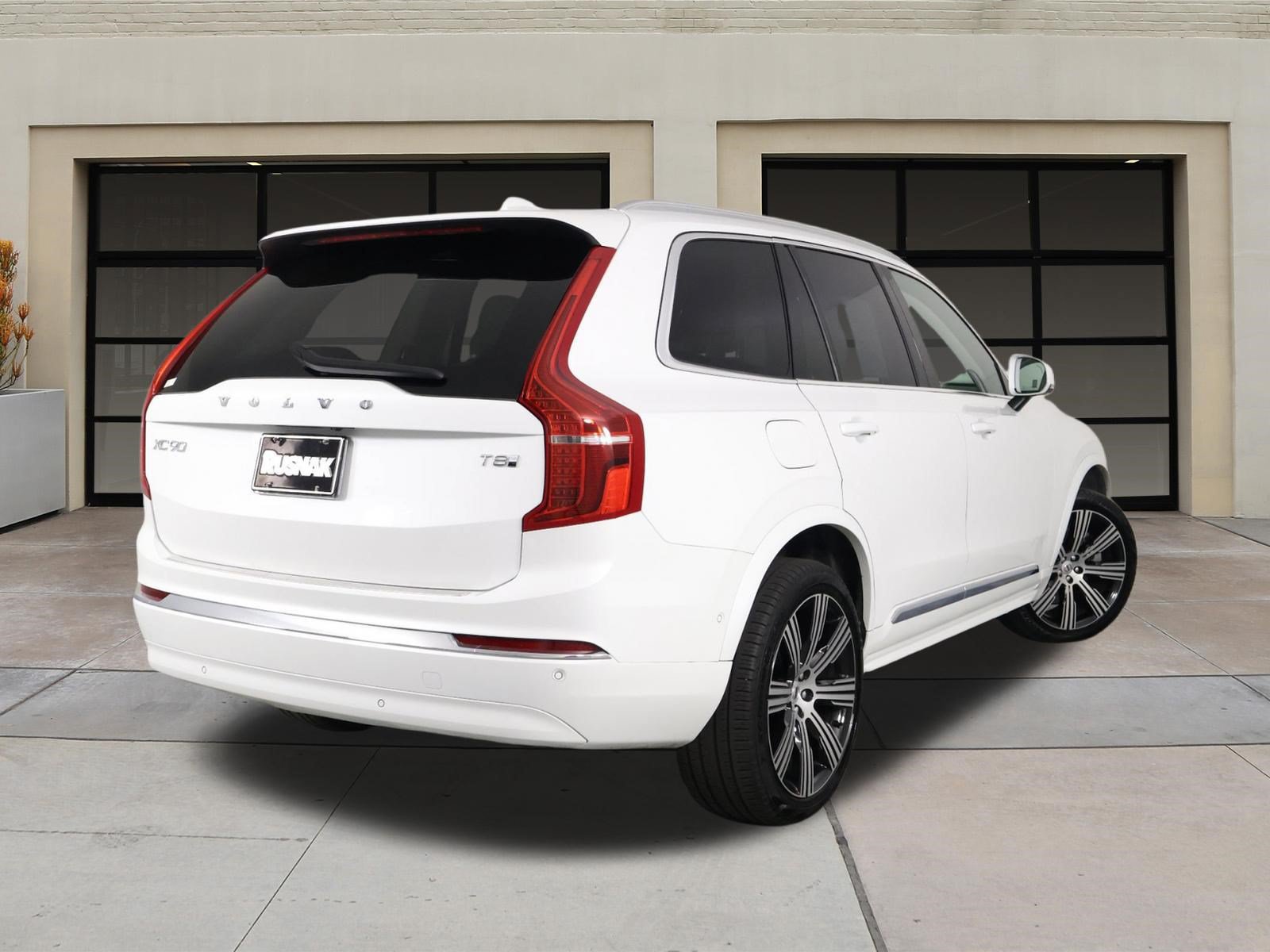 Certified 2025 Volvo XC90 T8 Plus w/ Protection Package Premier AWD/4WD image 4