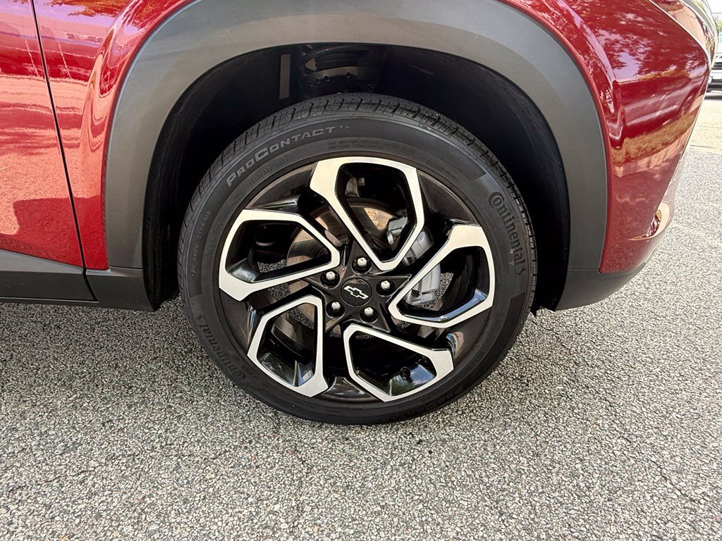 Used 2025 Chevrolet Trax RS w/ Driver Confidence Package FWD image 32