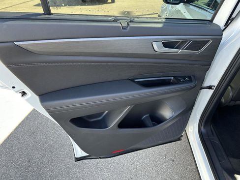 Used 2025 Volkswagen Atlas Cross Sport SE image 17