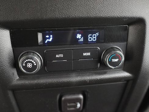 Used 2023 Chevrolet Traverse LT FWD image 31