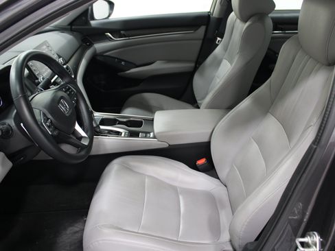 Used 2018 Honda Accord Touring image 3