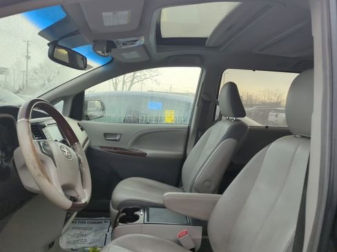 Used 2014 Toyota Sienna Limited image 6