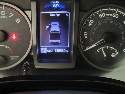 Used 2019 Toyota Tacoma TRD Sport AWD/4WD image 2