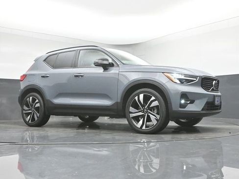 Used 2023 Volvo XC40 B5 Plus w/ Protection Package Premier image 34