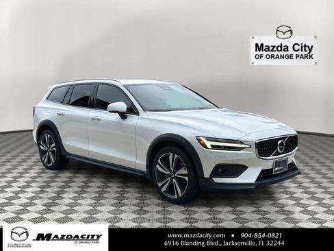 Used 2023 Volvo V60 B5 Cross Country Plus image 1