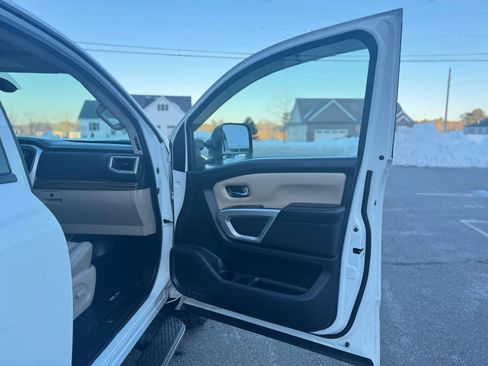 Used 2016 Nissan Titan SL image 14