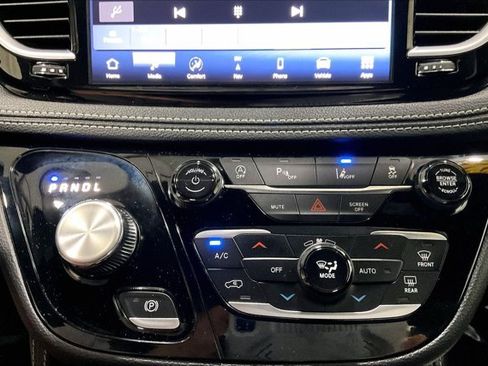 Used 2025 Chrysler Pacifica Limited FWD image 33