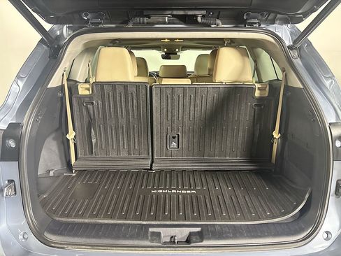 Used 2021 Toyota Highlander XLE image 22