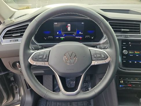 Certified 2022 Volkswagen Tiguan SE FWD image 18