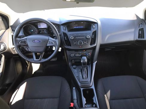 Used 2018 Ford Focus SE w/ SE Appearance Package FWD image 32