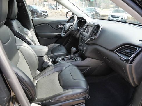 Used 2019 Jeep Cherokee Latitude Plus AWD/4WD image 17