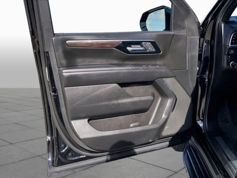 Used 2025 Chevrolet Suburban LT RWD image 21