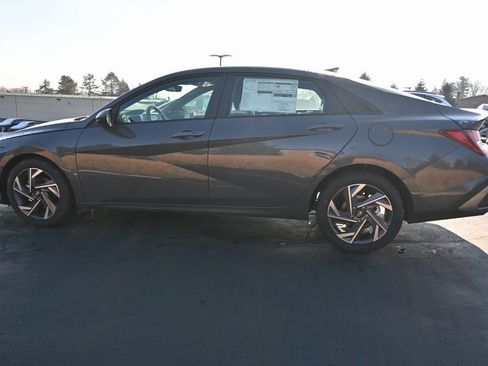 Used 2025 Hyundai Elantra Sport image 4
