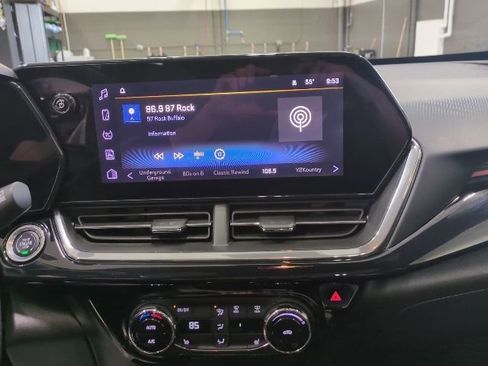 Used 2024 Chevrolet Trax RS w/ Sunroof Package image 8