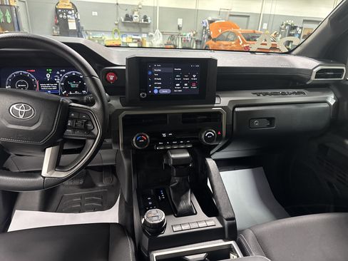 Used 2024 Toyota Tacoma TRD Off-Road image 27