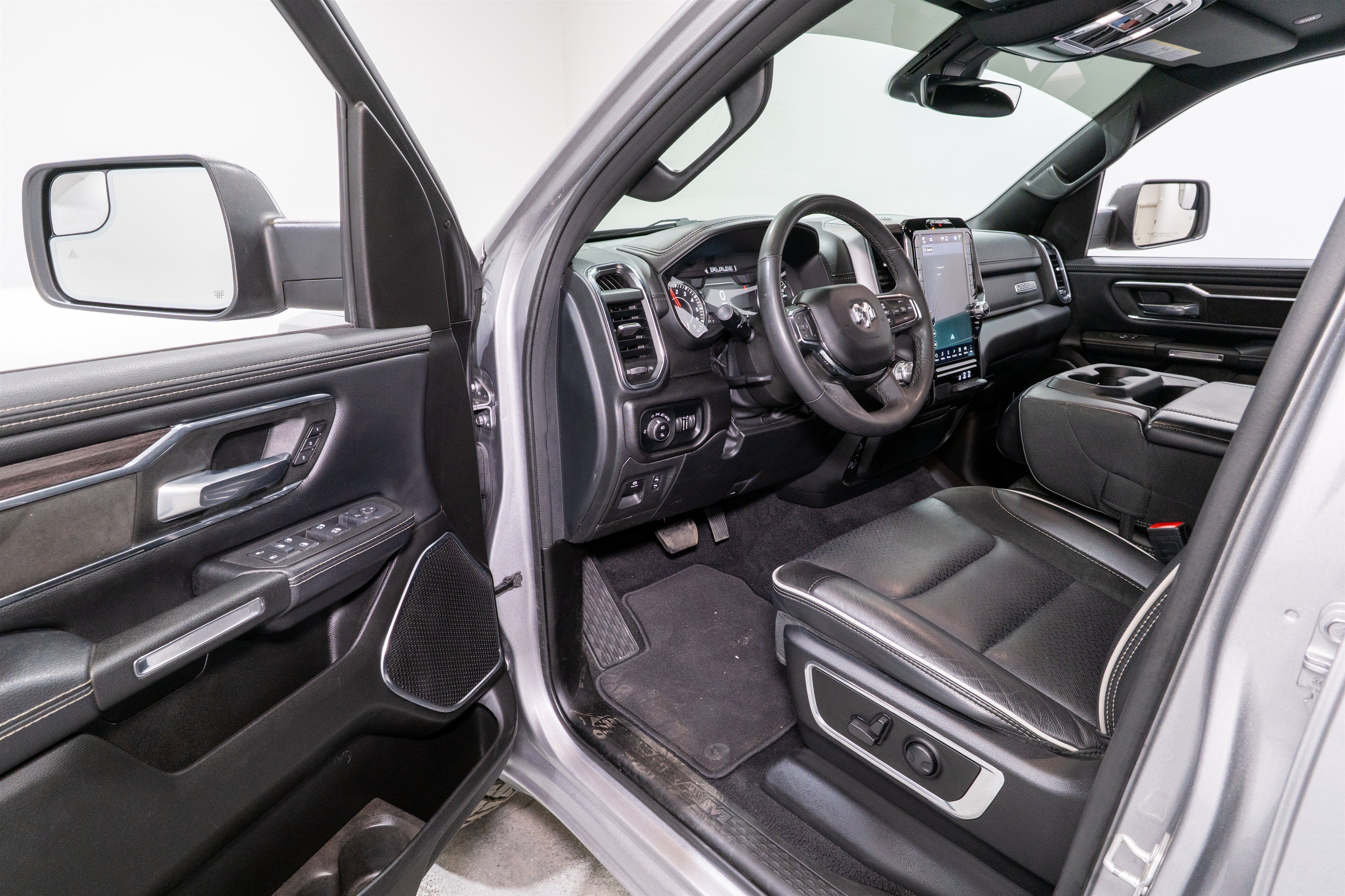 Used 2025 RAM 1500 Laramie AWD/4WD image 13