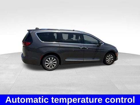 Used 2019 Chrysler Pacifica Touring-L FWD image 6