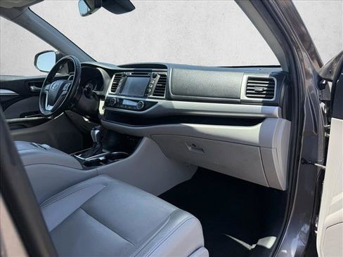 Used 2019 Toyota Highlander XLE FWD image 12