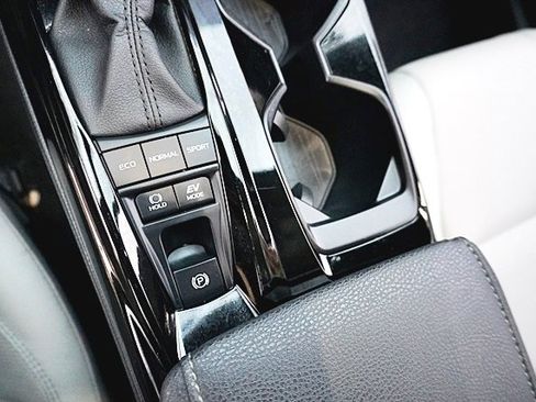 Used 2025 Toyota Camry XLE image 30