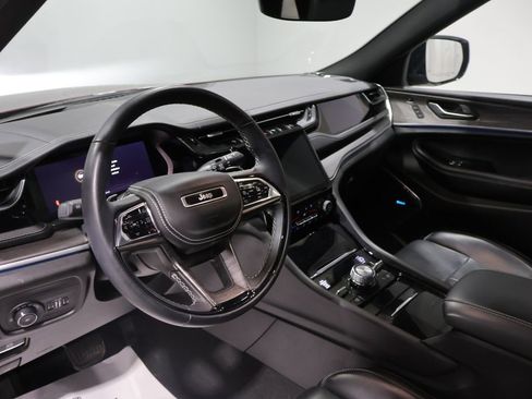 Used 2022 Jeep Grand Cherokee Overland w/ Adv Protech Group III AWD/4WD image 17