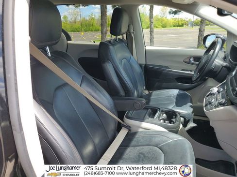 Used 2020 Chrysler Pacifica Touring-L FWD image 26