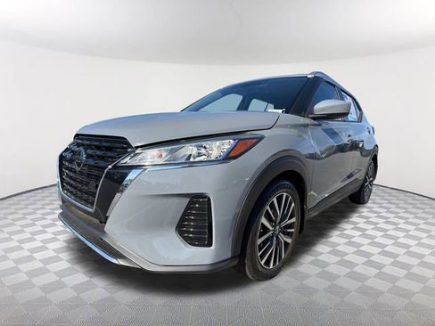 Used 2021 Nissan Kicks SV image 1