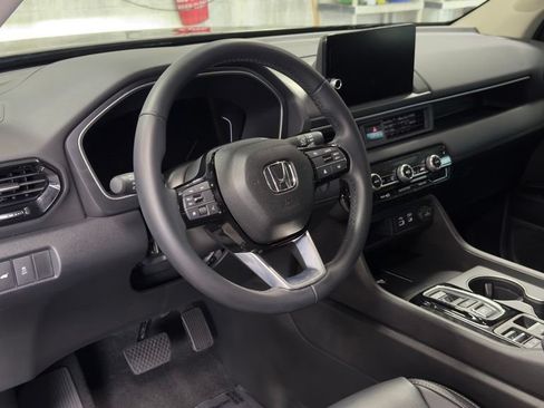 Used 2025 Honda Pilot EX-L image 9