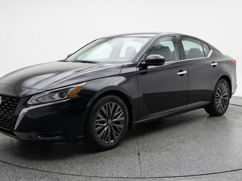 Used 2025 Nissan Altima 2.5 SV FWD image 3